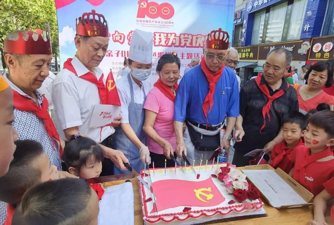 郭晓婷晒《狐妖小红娘月红篇》杀青照，与杨幂嘟嘴合照，她是因何受关注的？游戏画面